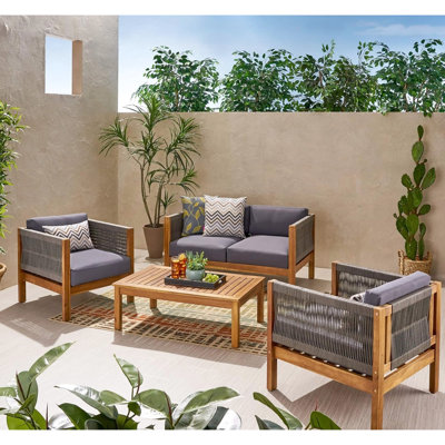 Fauteuils club contemporains en bois avec tissage délicat et coussins décoratifs
