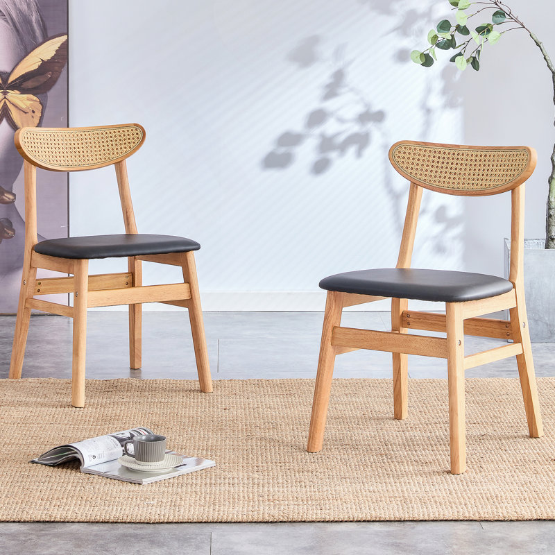 La chaise de salle à manger élégante et durable en bois massif, le petit dossier incurvé, le coussin en polyuréthane et la belle forme s'agencent parfaitement à n'importe quelle pièce et à un usage quotidien