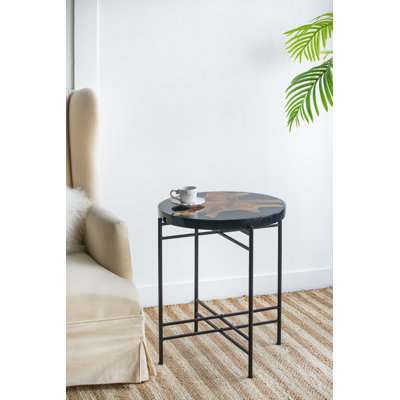 S'inspirant de motifs modernes, classiques et industriels, cette table d'appoint présente une silhouette unique, une structure en métal de style créatif et un plateau de table rond élégant.