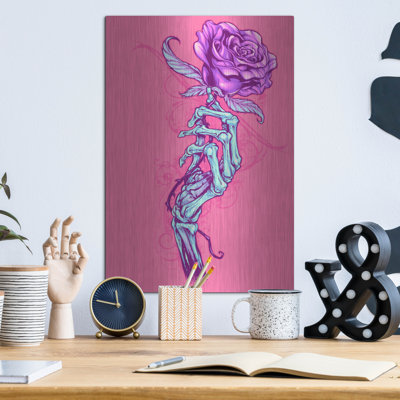 "Main squelette avec rose" par Flyland Designs