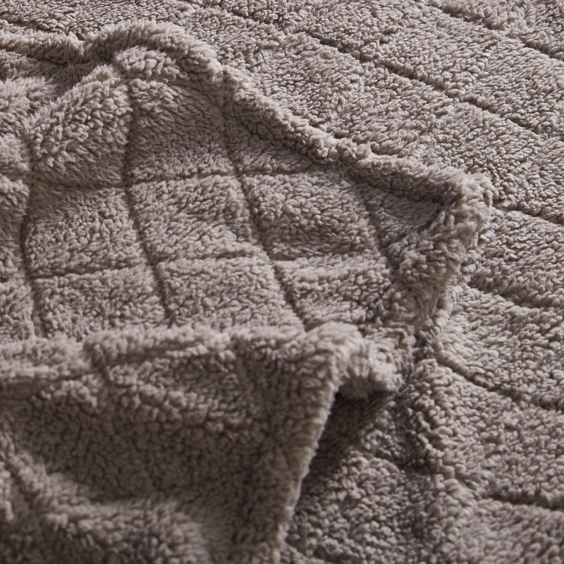Couverture/couvre-lit en peluche Sherpa à motif diamant en relief Coleman®, Espresso, Très grand lit