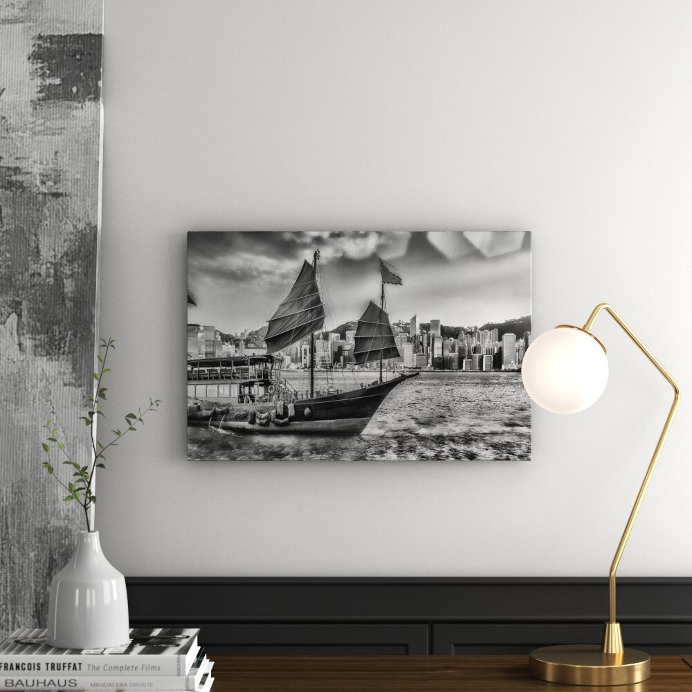 Leinwandbild Segelschiff mit roten Segeln im Sonnenuntergang romantisch in Monochrom