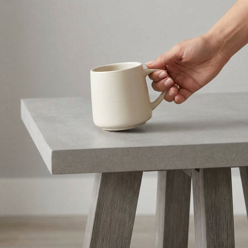 Table d'appoint carrée avec base en bois gris et plateau en béton pulvérisé, 24,6 po