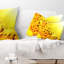 Gros plan d'un tournesol jaune vif - Coussin décoratif à imprimé floral-30805195-89152822
