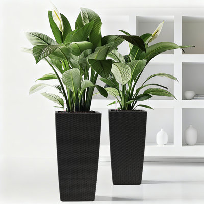 Jardinière carrée pour usage intérieur ou extérieur, pot de fleurs en faux rotin de 22 pouces de hauteur avec arrosage automatique pour porche, patio, cour arrière, facilite la conservation des fleurs (paquet de 2, noir)