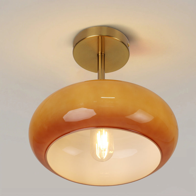 Lustre en fer forgé de style vintage près du luminaire suspendu Mid-Century