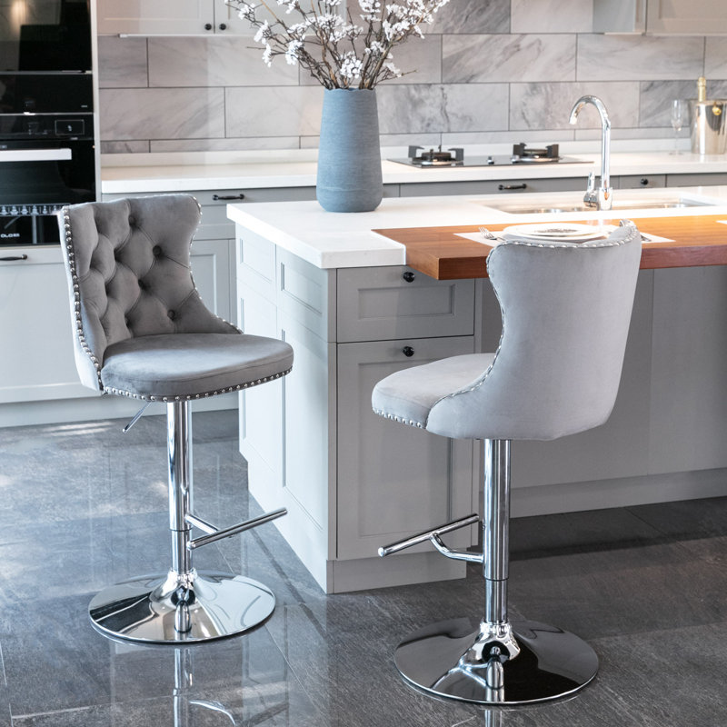 Ensemble de 2 tabourets de bar rotatifs réglables en velours avec dossier, d'une hauteur de 25 à 33 pouces, d'une base chromée surdimensionnée de 17,7 pouces, d'un bouton capitonné et de chaises de bar à rivets martelées à la main pour un pub à domicile, un îlot de cuisine