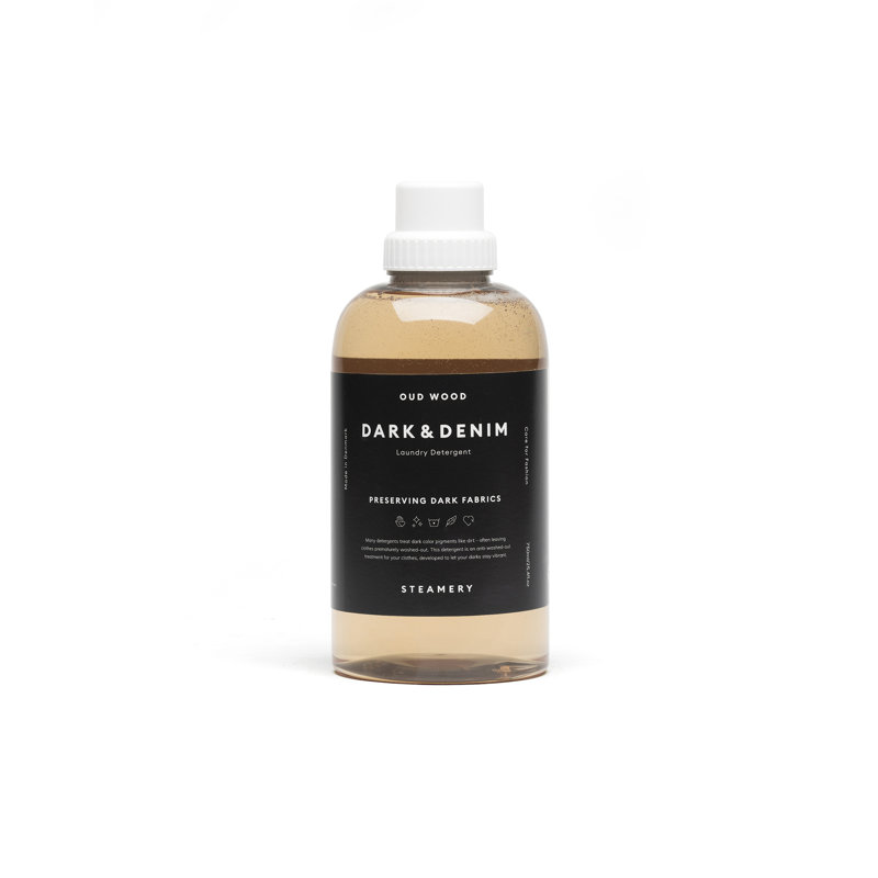 Détergent à lessive foncé et denim