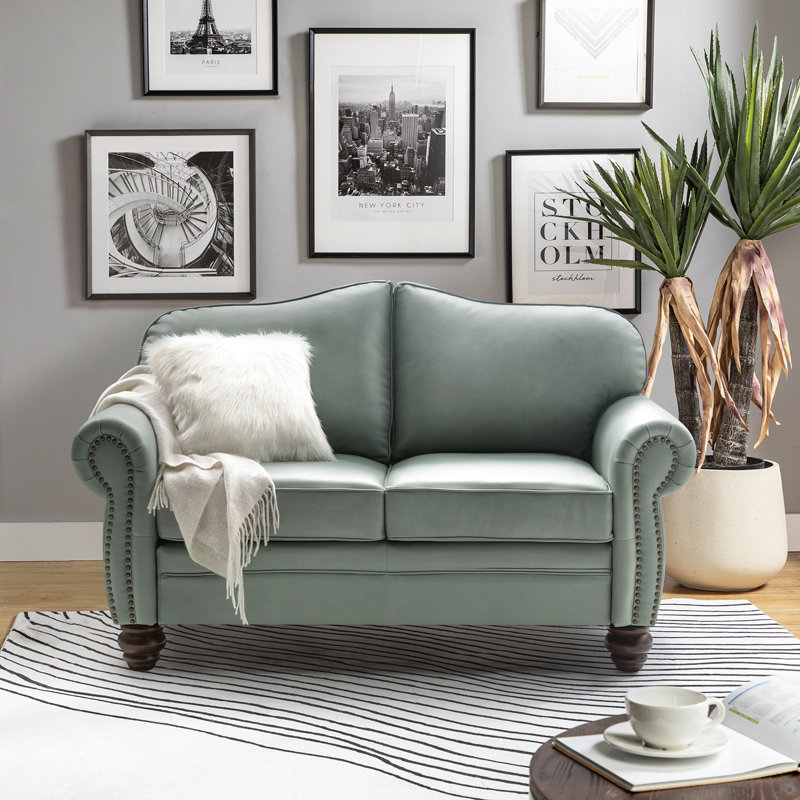 Causeuse Chesterfield en cuir véritable 60 po avec garniture cloutée et accoudoirs roulés Lemuel, Sauge