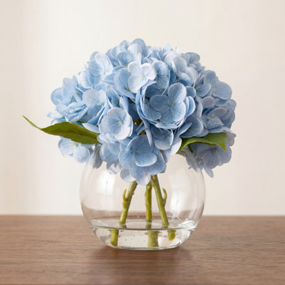 Fleurs d'hortensia artificielles avec vase