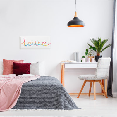 «Simplistic Rainbow Love», typographie cursive sur blanc, estampe numérique encadrée par Daphne Polselli