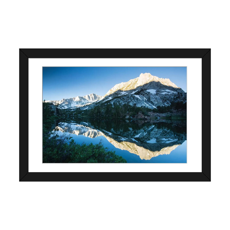 « reflection of mountain », reproduction de photo sur toile, H 16 po x l 24 po x P 1 po, Papier d'art encadré noir, Blanc