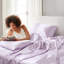 Lit simple en satin - Rides - Élégance. Convient aux matelas de 16 po ou moins. Comprend 1 drap plat et 4 taies d'oreiller ajustées. Lisse, pour les cheveux... Draps 100% luxueux. Confortable.