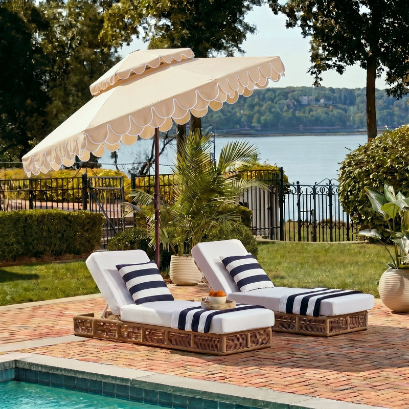 Parasol d'extérieur festonné inclinable 101 po Poppy, Beige / Blanc