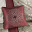 Chambre à coucher - Très grand lit rouge 7 pièces avec broderie et taies d'oreiller-131465206-131465208