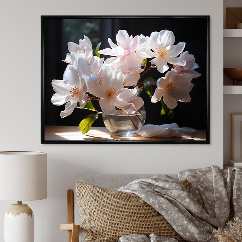 Champ de magnolia blanc et jaune II sur toile, H 24 po x l 32 po x P 1 po, Cadre flottant noir