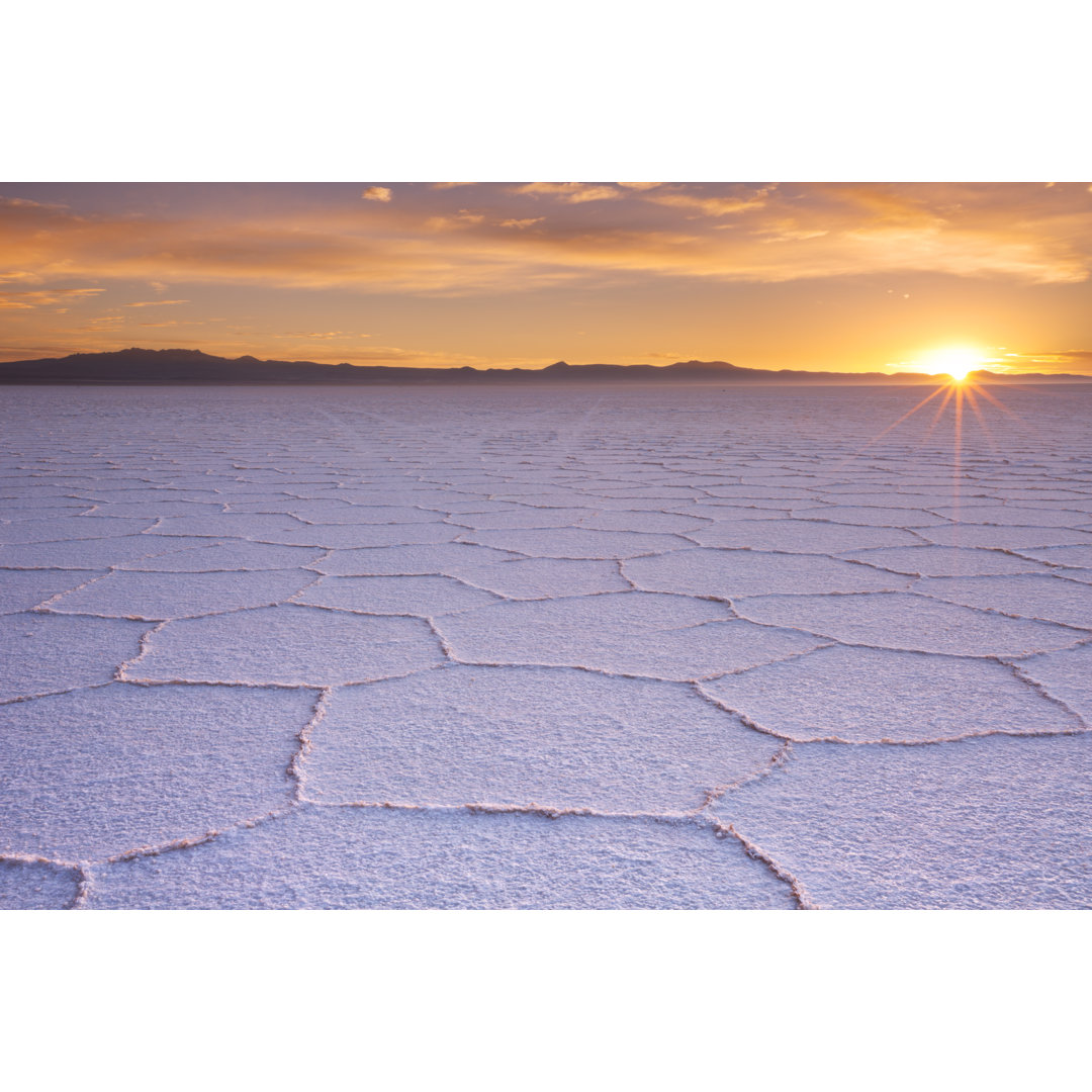 Uyuni Salt Flat von Sara_winter - Kunstdrucke auf Leinwand ohne Rahmen