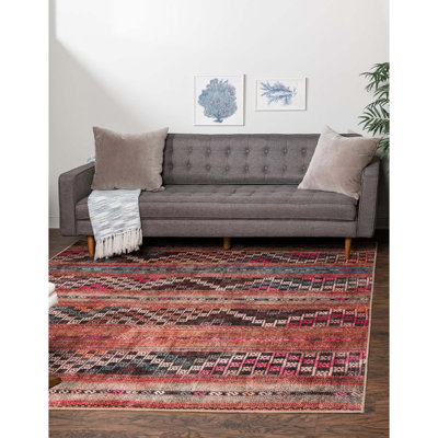 Tapis rouge à motif géométrique