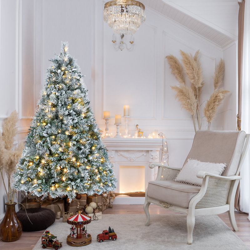 Arbre de Noël artificiel enneigé 4 pi, aspect enneigé, aiguilles de pin et eucalyptus, 150 lumières DEL blanc chaud, base en métal, décor des Fêtes | Idée de cadeau