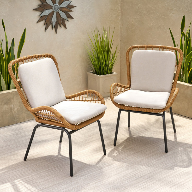 Fauteuils bruns près de la piscine - Tabourets élégants et chaises compacts pour les repas