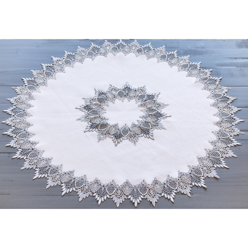 Grand napperon en dentelle argentée sur fond jacquard blanc Earth Tone (34 po rond)