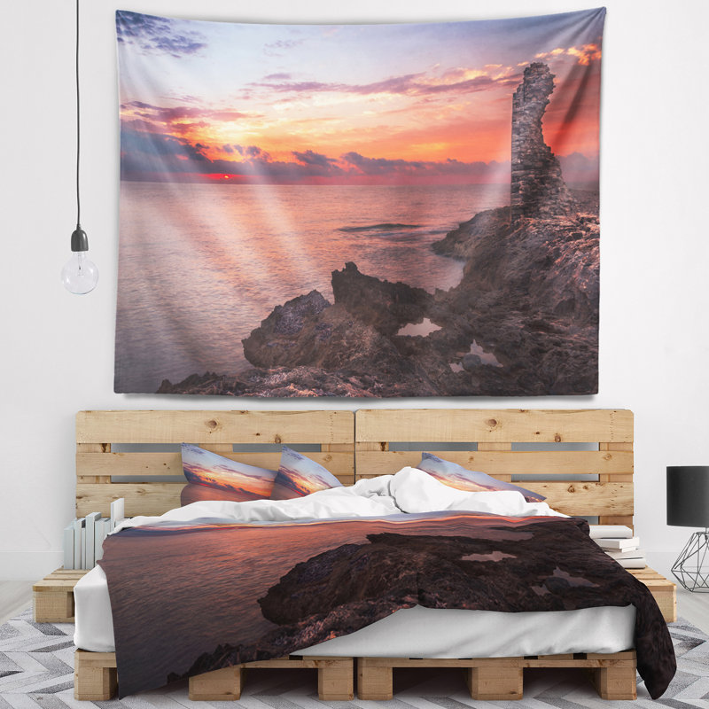 Tapisserie Red Rocky Beach avec ruines antiques, H 32 po x l 39 po