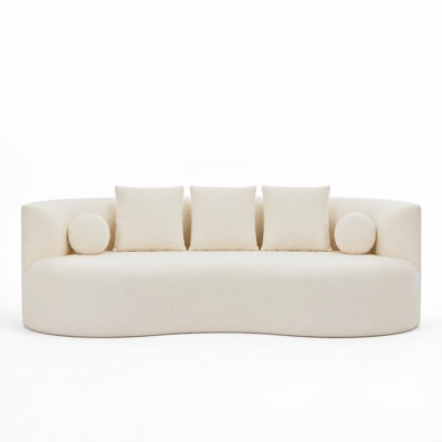 Canapé incurvé moderne en chenille, confortable et généreusement rembourré, au design sculptural et fluide.