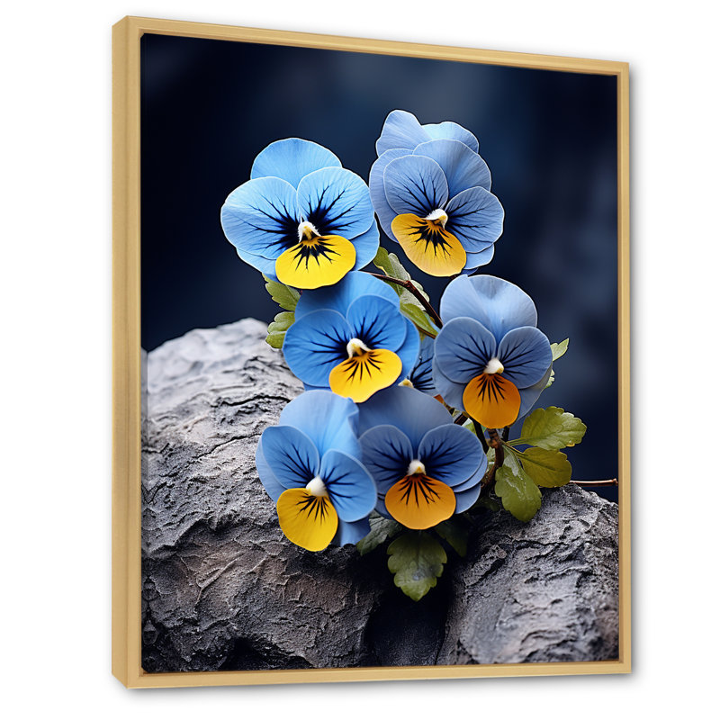 «Blue Blue Pansies», photo vibrante sur toile, H 44 po x l 34 po x P 1,5 po, Cadre naturel flottant