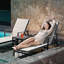 Ensemble de 3 chaises longues d'extérieur en aluminium avec 2 chaises longues de piscine et une table d'appoint, coussins épais et dossier réglable en 6 positions pour terrasse, patio, jardin et bord de piscine.