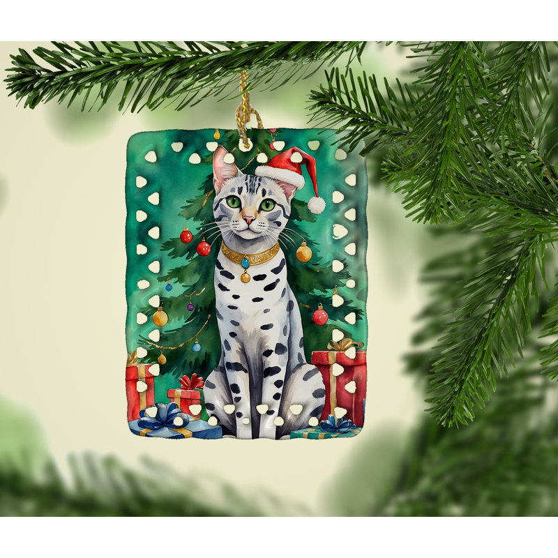 Ornement en porcelaine égyptienne au pied du sapin de Noël, Chat mau égyptien