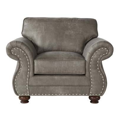 Chaise cloutée en similicuir