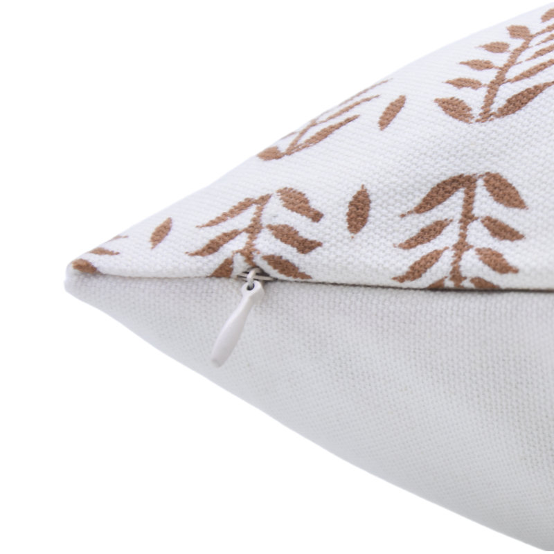 Coussin à motif floral en coton imprimé à la main avec motif décoratif Fab Fabine - Darpan, H 18 po x l 18 po