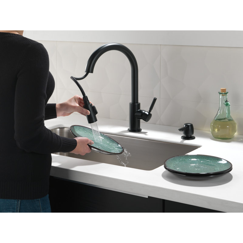 Robinet de cuisine rétractable à poignée simple avec technologie d’arrimage magnatite et distributeur de savon Trask