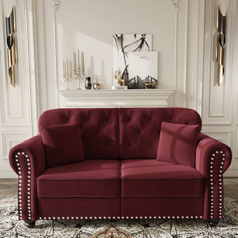 Canapé Chesterfield de 63 pouces en velours avec garniture cloutée et accoudoirs roulés, design moderne Mid-Century, comprend 2 coussins, bourgogne
