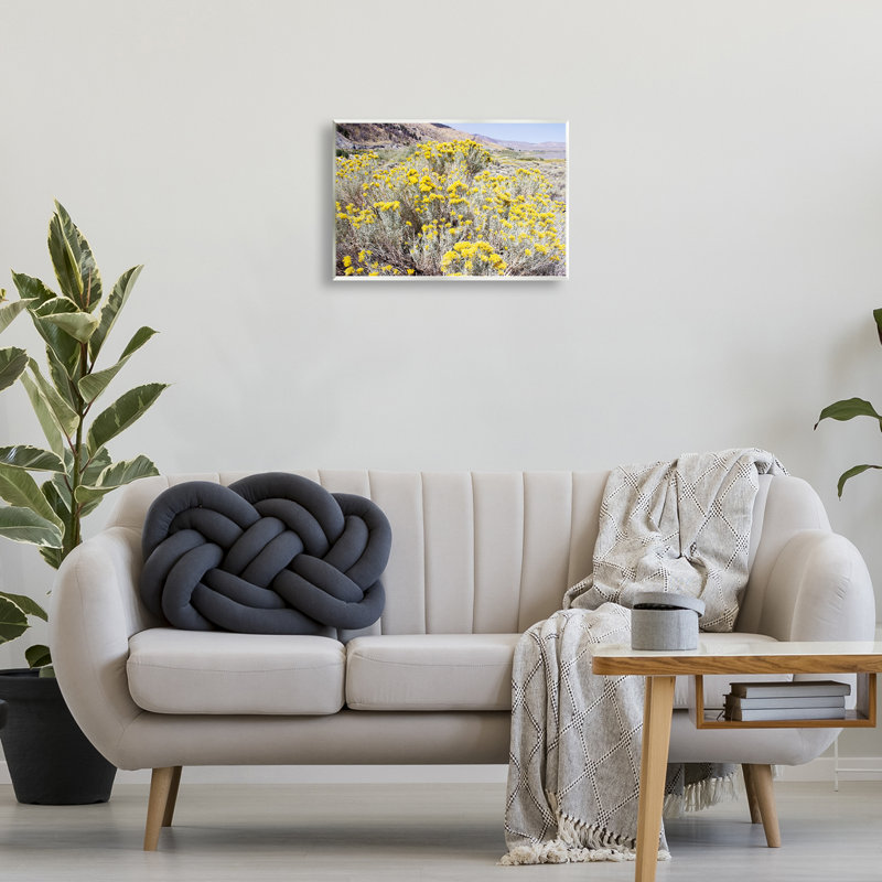 Plaque murale fleurs jaunes dans un pré aride, design par Gemma Bardot, H 13 po x l 19 po