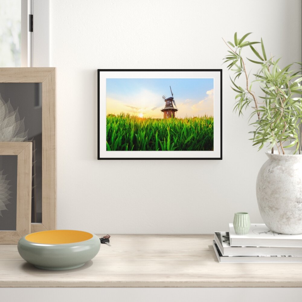 Gerahmtes Poster Schöne Windmühle auf dem Feld