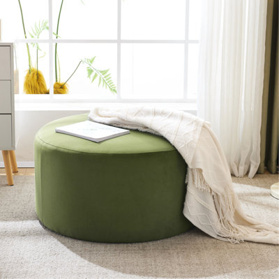 Rond fabriqué en velours olive - 29,91 pouces de largeur, 16,78 de hauteur, sert de repose-pieds ou de siège supplémentaire, de style moderne et fonctionnel, sert un décor élégant