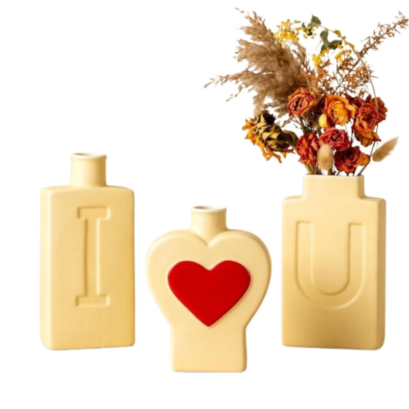 Ensemble de vases à cœur jaune