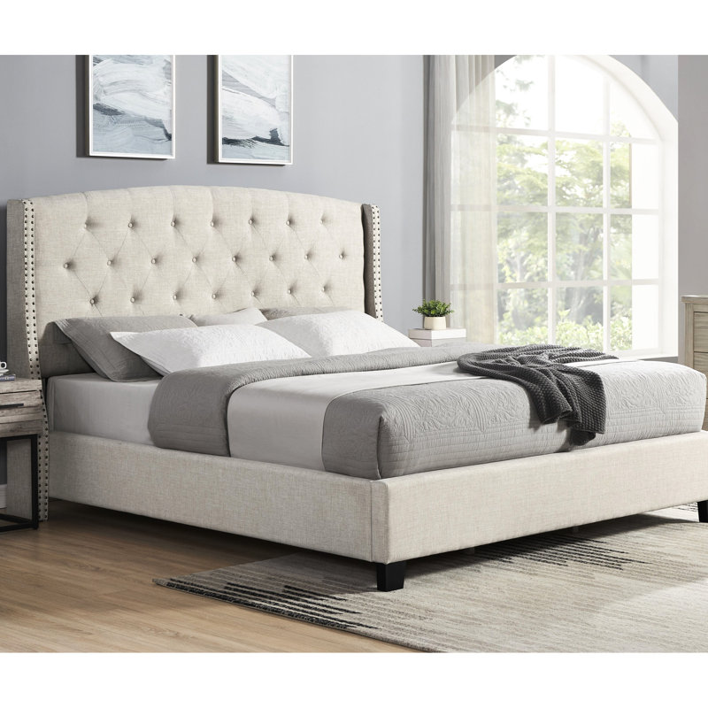 Grand lit tapissier à oreilles tapissier beige avec détail de boutons - centre de table luxueux élégant