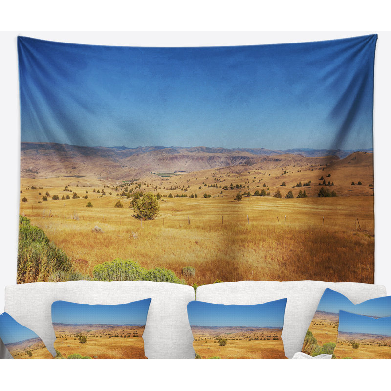 Paysage prairie avec tapisserie bleu ciel vif et suspension murale, H 32 po x l 39 po