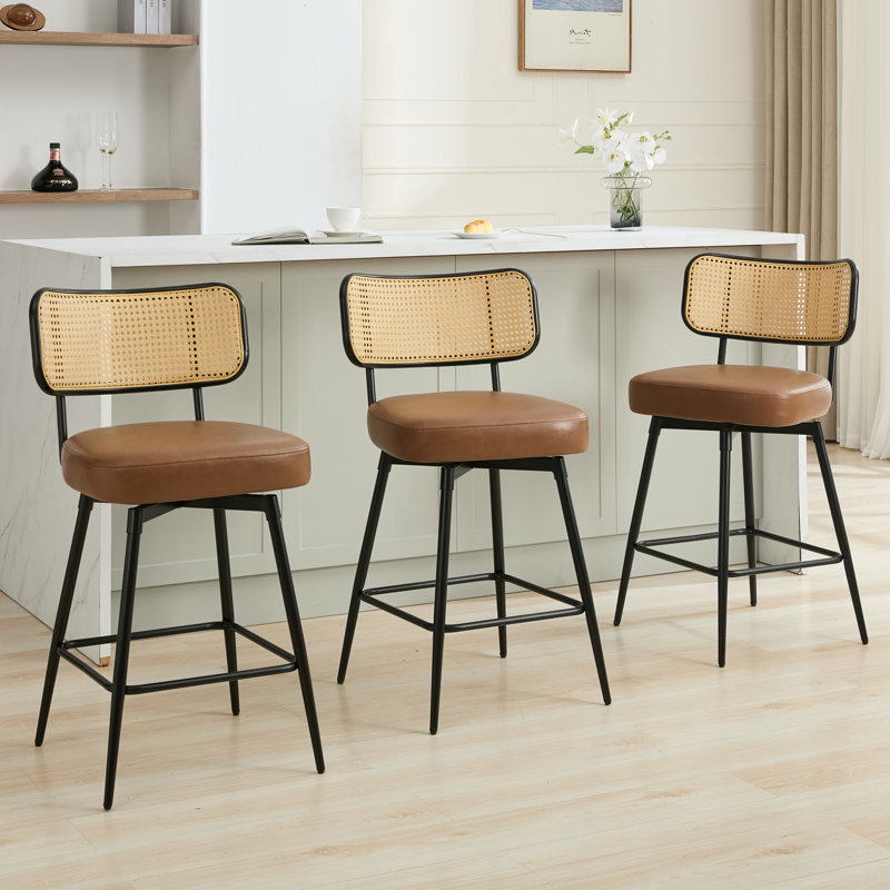 Tabouret de comptoir pivotant 26 po en similicuir rembourré avec dossier en rotin et structure en métal, Brun, 3