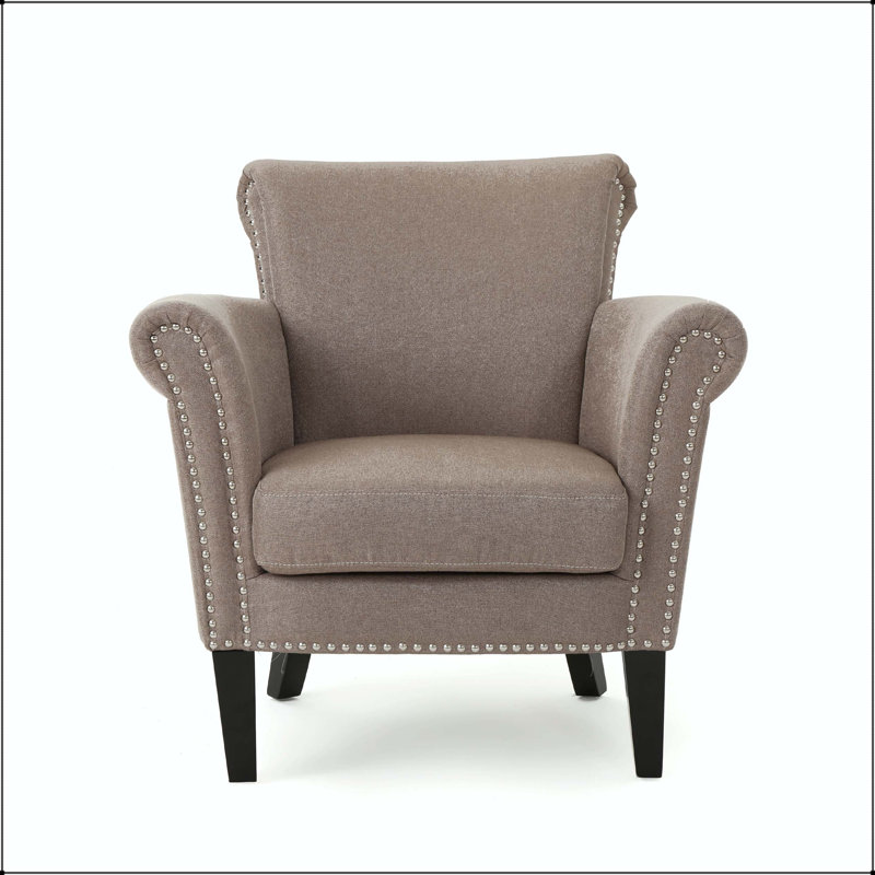 Fauteuil club avec garniture cloutée, accoudoirs roulés et pieds en bouleau, Café clair