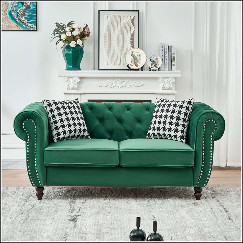 Causeuse en velours Chesterfield 65 "avec accoudoirs roulés et têtes de clou, Velours vert