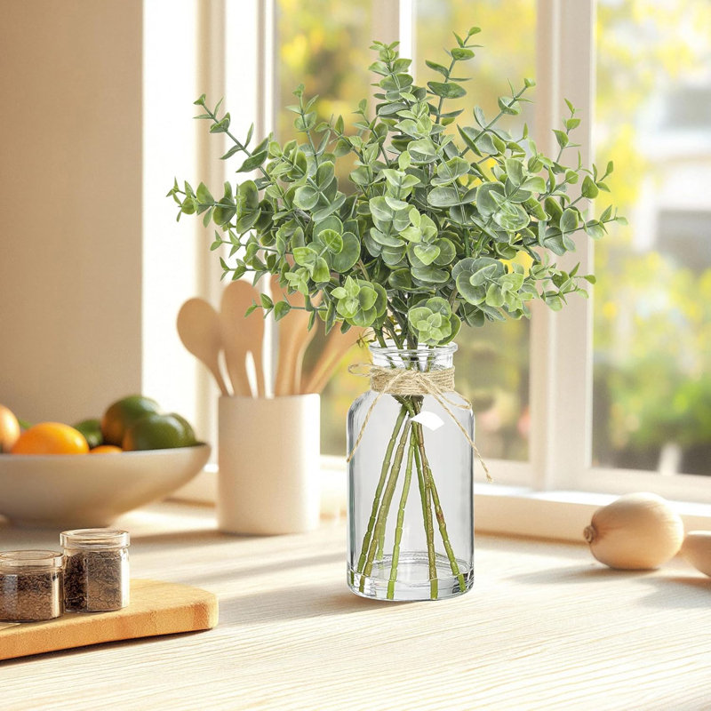 Tiges d'eucalyptus artificiel dans un vase en verre