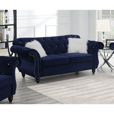 Fauteuil de salon traditionnel en velours indigo luxueux avec garniture cloutée argentée et coussins assortis, 195,5 cm L x 86,4 cm l x 94 cm H, 2 coussins d'assise, silhouette classique, Style Home.
