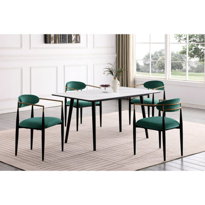 Ensemble repas pour quatre personnes