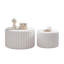 Ensemble de tables basses rondes festonnées blanches-446974063