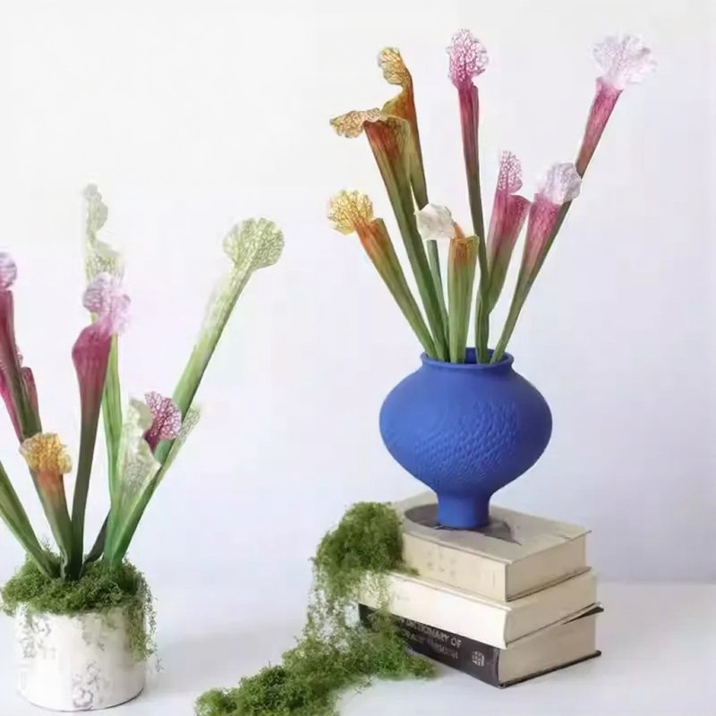 Vase sculpté indigo