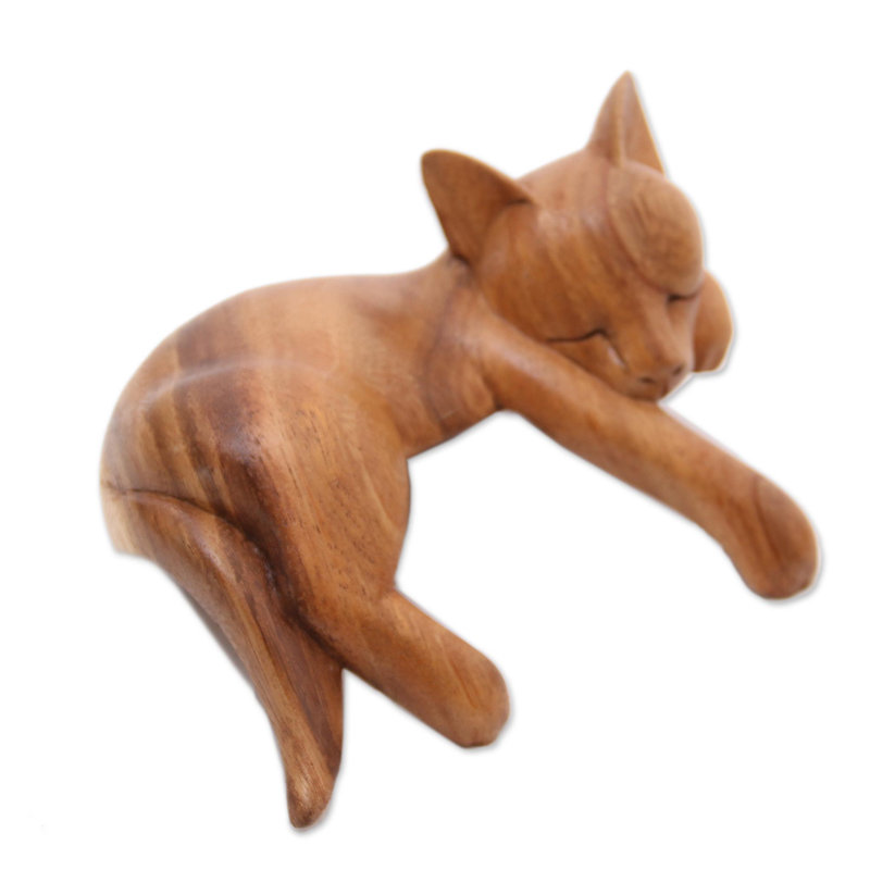Sculpture en bois suar qui dort