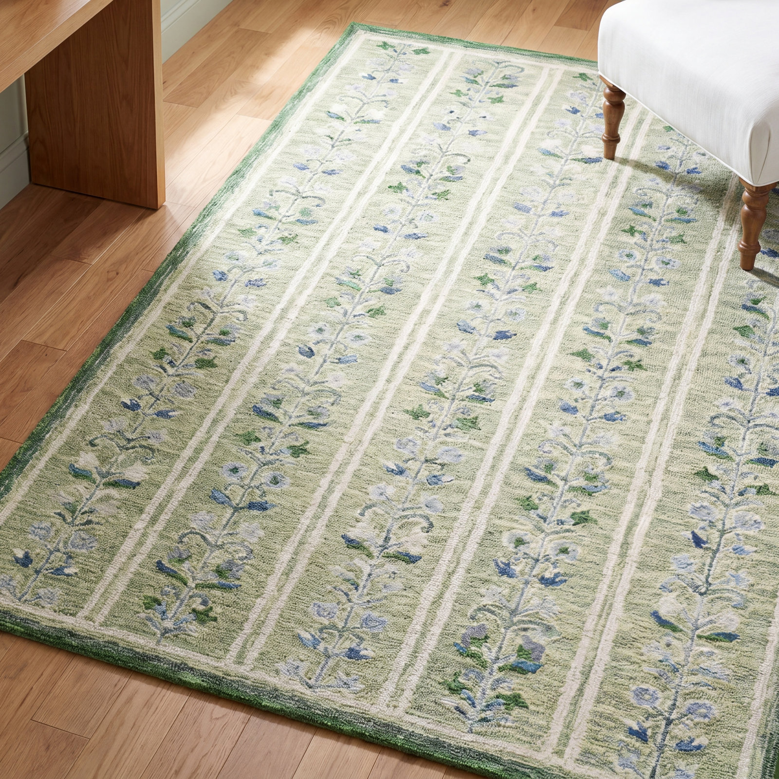 Manor Hand-Tufted Floral Accent Rug, Rectangle 8' x 10'